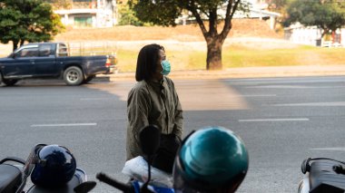 Bangkok, Tayland - 21 Şubat 2020: Coronavirüs enfeksiyonu Covid-19. Şehirdeki enfeksiyonu önlemek için güvenlik tedbirleri