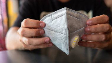 Coronavirus enfeksiyonuna karşı korunma yöntemleri Covid-19. Karbon filtresi ile koruyucu maske 3 metre koruma