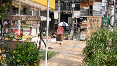 Bangkok, Tayland - 21 Şubat 2020: Coronavirüs enfeksiyonu Covid-19. Şehirdeki enfeksiyonu önlemek için güvenlik tedbirleri