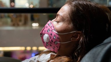 Bangkok, Tayland - 21 Şubat 2020: Coronavirüs enfeksiyonu Covid-19. Şehirdeki enfeksiyonu önlemek için güvenlik tedbirleri
