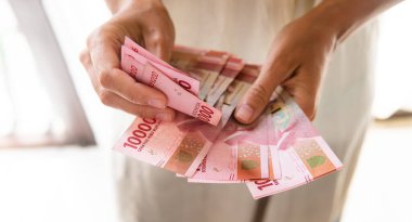 Kız 100 bin Endonezya Rupisi 'ni sayıyor. Bali 'de Turist Bütçesi