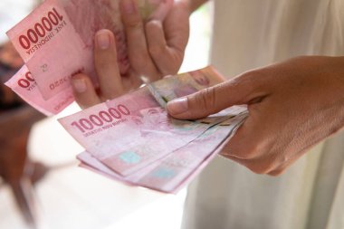 Kız 100 bin Endonezya Rupisi 'ni sayıyor. Bali 'de Turist Bütçesi