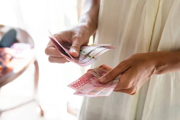 Kız 100 bin Endonezya Rupisi 'ni sayıyor. Bali 'de Turist Bütçesi