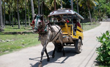 Gili Trawangan, Endonezya - 12 Mart 2020: Endonezya Turizm Adası gili Trawangan. Gili adasının en popüler turistik yerleri.