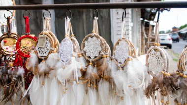 Turist satışları için çeşitli Balili hediyelik eşya ve el sanatları. Rattan, meşe ve ahşap işleri Bali 'de