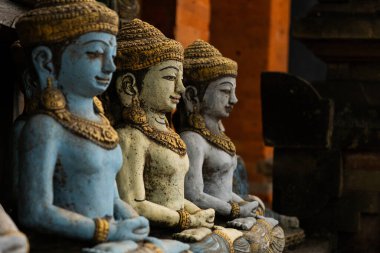 Bali 'deki turist hediyelik eşya pazarları. El işleri, rattan ve ahşap kaplama.