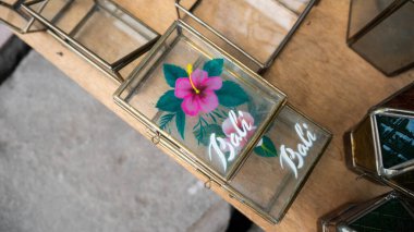 Bali ahşap hatıra eşyaları ve el sanatları. Endonezya ve Bali 'den çeşitli turist el sanatları ve iç malzemeler