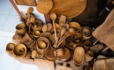 Endonezya ve Bali 'den çeşitli turist el sanatları ve iç malzemeler.