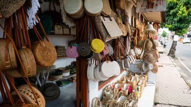 Endonezya ve Bali 'den çeşitli turist el sanatları ve iç malzemeler.