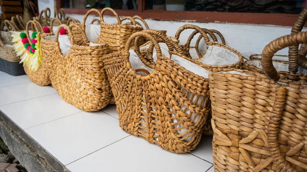 Bali 'deki turist hediyelik eşya pazarları. El işleri, rattan ve ahşap kaplama.