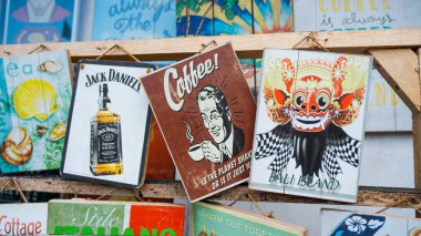 Endonezya ve Bali 'den çeşitli turist el sanatları ve iç malzemeler.