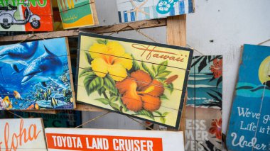 Endonezya ve Bali 'den çeşitli turist el sanatları ve iç malzemeler.