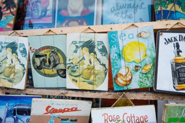 Bali ahşap hatıra eşyaları ve el sanatları. Endonezya ve Bali 'den çeşitli turist el sanatları ve iç malzemeler