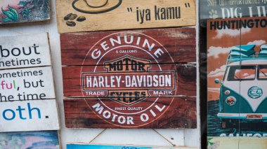 Bali ahşap hatıra eşyaları ve el sanatları. Endonezya ve Bali 'den çeşitli turist el sanatları ve iç malzemeler