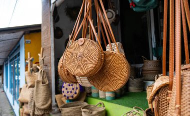 Balili kadınların rattan torbaları. Endonezya ve Bali 'den popüler turist hatıraları