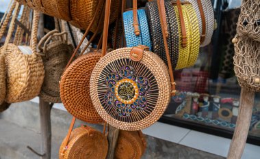 Balili kadınların rattan torbaları. Endonezya ve Bali 'den popüler turist hatıraları