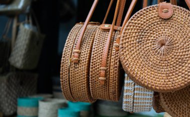 Endonezya ve Bali 'den çeşitli turist el sanatları ve iç malzemeler.