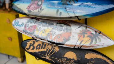Endonezya ve Bali 'den çeşitli turist el sanatları ve iç malzemeler.