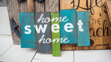 Turist satışları için çeşitli Balili hediyelik eşya ve el sanatları. Rattan, meşe ve ahşap işleri Bali 'de