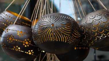 Hindistan cevizi kabuğundan yapılmış çok renkli doğal lambalar..