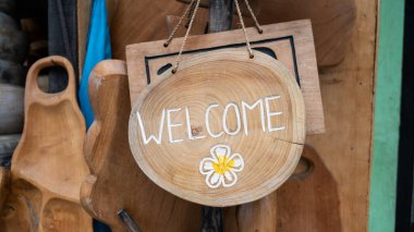 Bali ahşap hatıra eşyaları ve el sanatları. Endonezya ve Bali 'den çeşitli turist el sanatları ve iç malzemeler