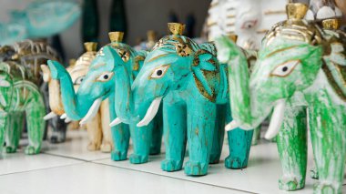 Endonezya ve Bali 'den çeşitli turist el sanatları ve iç malzemeler.