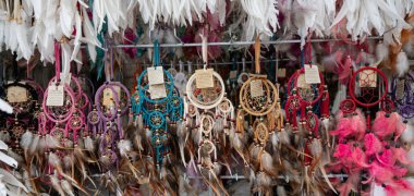 Turist satışları için çeşitli Balili hediyelik eşya ve el sanatları. Rattan, meşe ve ahşap işleri Bali 'de