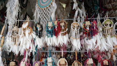 Bali ahşap hatıra eşyaları ve el sanatları. Endonezya ve Bali 'den çeşitli turist el sanatları ve iç malzemeler