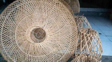 Doğal rattan yapılmış abajur ve abajur. Balili el fenerleri ve el sanatları