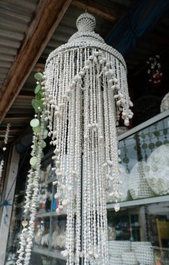 Bali ahşap hatıra eşyaları ve el sanatları. Endonezya ve Bali 'den çeşitli turist el sanatları ve iç malzemeler