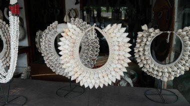 Endonezya ve Bali 'den çeşitli turist el sanatları ve iç malzemeler.