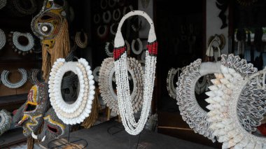 Bali ahşap hatıra eşyaları ve el sanatları. Endonezya ve Bali 'den çeşitli turist el sanatları ve iç malzemeler