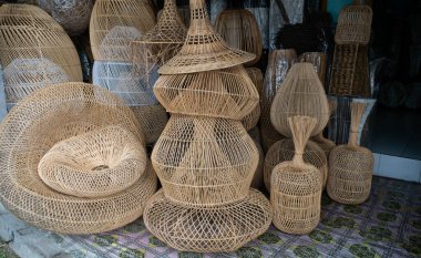 Doğal rattan yapılmış abajur ve abajur. Balili el fenerleri ve el sanatları