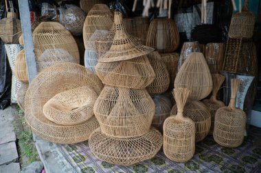 Bali ahşap hatıra eşyaları ve el sanatları. Endonezya ve Bali 'den çeşitli turist el sanatları ve iç malzemeler