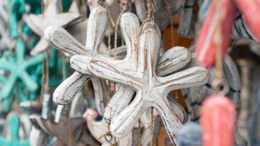 Bali ahşap hatıra eşyaları ve el sanatları. Endonezya ve Bali 'den çeşitli turist el sanatları ve iç malzemeler