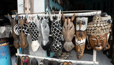 Bali 'deki turist hediyelik eşya pazarları. El işleri, rattan ve ahşap kaplama.