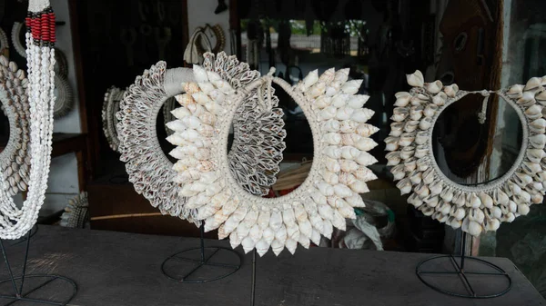 Endonezya ve Bali 'den çeşitli turist el sanatları ve iç malzemeler.