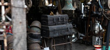 Detaylı olarak antika ve antika dükkanı. Bina ve kurumların dekorasyonu için klasik nesneler