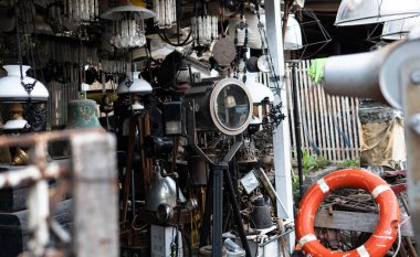 Detaylı olarak antika ve antika dükkanı. Bina ve kurumların dekorasyonu için klasik nesneler