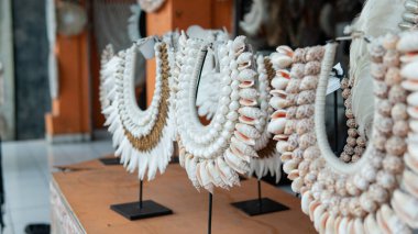 Sal için kadın deniz kabuğu kolyeleri