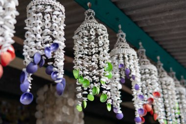 Deniz kabuklarından esen rüzgarın müziği. El yapımı deniz kabuğu çelengi