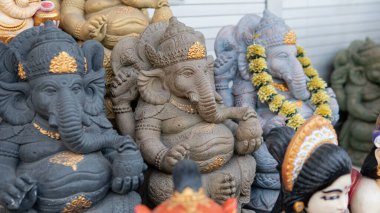 Endonezya tanrılarının heykelleri, Hindu tanrıları. Tanrıların heykelleri şeklinde seyahat hatıraları.