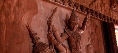 Wat Ratchathammaram, Koh Samui 'nin ikonik tapınaklarından biri, Tayland ulusunun mimarisi ve kültürü.