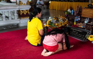 Budist ibadet geleneği ve rahiplere sunulan çiçekler.