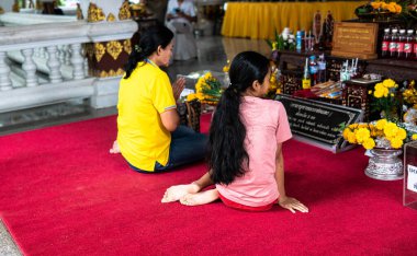 Budist ibadet geleneği ve rahiplere sunulan çiçekler.