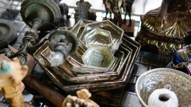 Ev eşyaları ve Asya 'dan gelen küçük vintage heykeller.