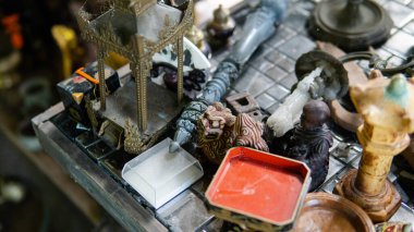 Ev eşyaları ve Asya 'dan gelen küçük vintage heykeller.