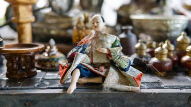 Ev eşyaları ve Asya 'dan gelen küçük vintage heykeller.