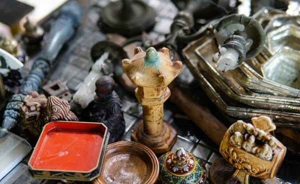 Είδη Σπιτιού Και Μικρά Vintage Αγαλματίδια Από Την Ασία — Φωτογραφία Αρχείου