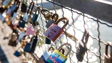 Uzun bir ilişki için kilit asma geleneği